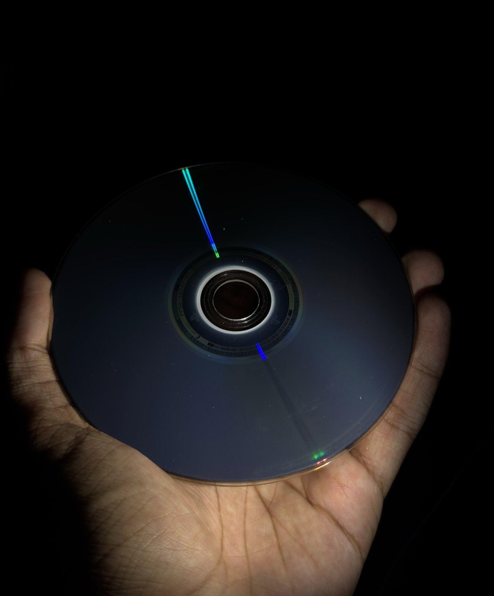 Diffraction of light into a spectrum via a CD/DVD